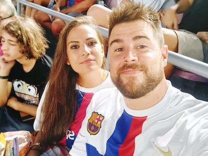 Aitor Miarons y su novia, Rocío, en un partido en el Spotify Camp Nou.
