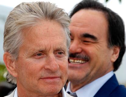 El actor Michael Douglas, en primer plano, y el director Oliver Stone, en la presentación de <i>Wall Street, el dinero nunca muere</i> en el Festival Cannes.