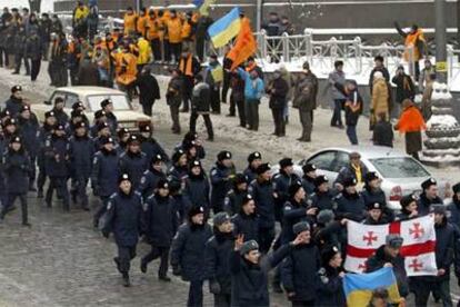 Cadetes de policía marchan por las calles de Kiev en favor del líder de la oposición Yúshenko.