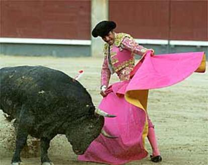 Óscar Higares, durante la faena a su primer toro.