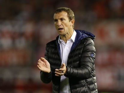 Rodolfo Arruabarrena dirige un partido de Boca Juniors, en mayo pasado. 