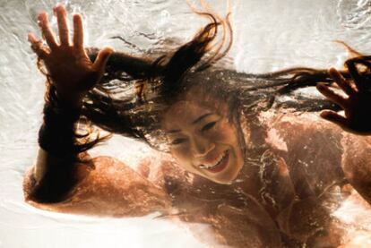 El espectáculo de <i>FuerzaBruta</i> en uno de sus sensoriales pasajes.