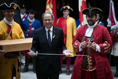 El president de la Generalitat, Quim Torra, rep un sabre de l'associació Miquelets de Catalunya al Palau de la Generalitat.