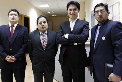 Walter Roa, el segundo por la izquierda, junto a tres colaboradores en el bufete que le asesoró para fundar Comunidad Emigrante.