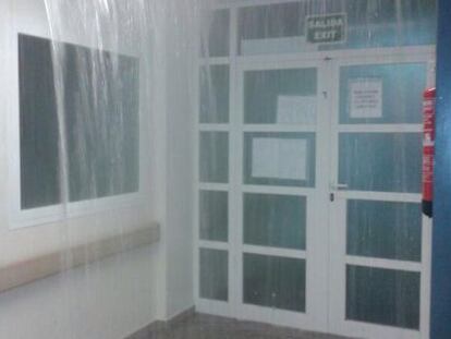El agua inunda un pasillo del hospital General de Alicante.