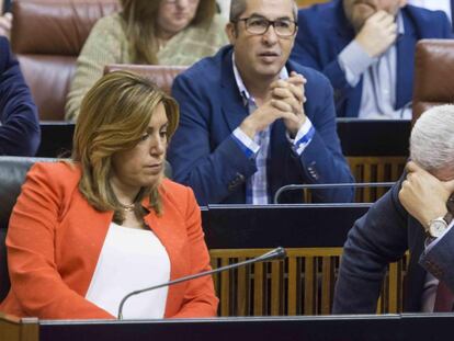 Susana Díaz y su consejero de Presidencia, este miércoles en el Parlamento andaluz.
