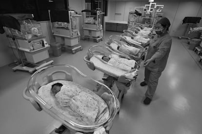 Una enfermera atiende a bebés recién nacidos en la maternidad del hospital de Fuyang (China), en agosto de 2022.