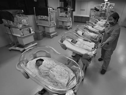 Una enfermera atiende a bebés recién nacidos en la maternidad del hospital de Fuyang (China), en agosto de 2022.