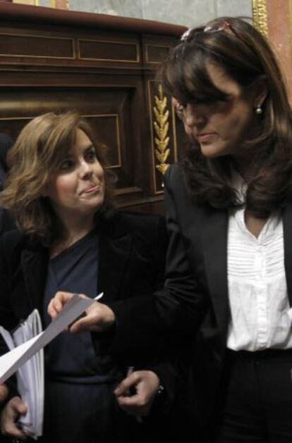 La vicepresidenta Soraya Sáenz de Santamaría, junto a la portavoz socialista, Soraya Rodríguez, en el Congreso en abril pasado.