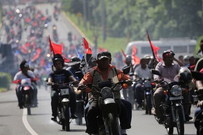Partidarios del presidente Daniel Ortega llegan a Masaya (Nicaragua), el 13 de julio de 2018, para celebrar el 39 aniversario del 'repliegue táctico' de los sandinistas en 1979 antes de derrocar el régimen de Anastasio Somoza, mientras la oposición celebra una huelga general de 24 horas en la ciudad.