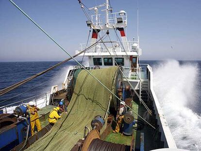 Los barcos dedicados a la pesca de altura tendrán que cambiar de caladeros.