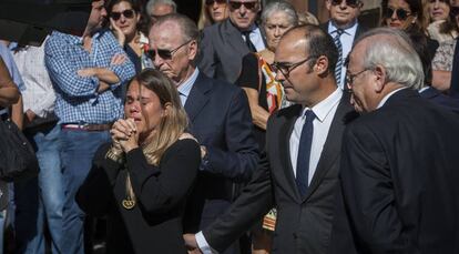 Familiares y amigos despiden en El Puerto de Santa María (Cádiz) a Esperanza Jiménez, empresaria de la localidad, muerta por disparos de la Policía en una zona de favelas de Río de Janeiro en Brasil.