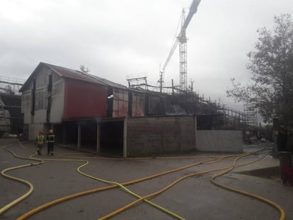 Un astillero con dos barcos arde en Lourizán