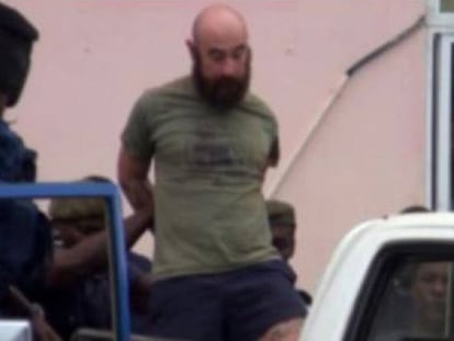 Uno de españoles detenidos en Santo Tomé, conducido por agentes policiales.