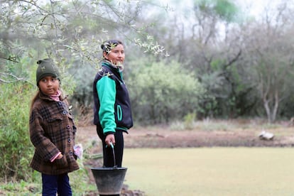 Niñas en busca de agua en el Norte Grande argentino.