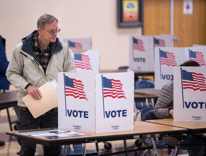 Un estadounidense emite su voto en Burke, Virginia.