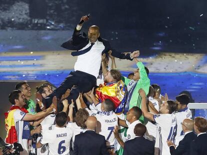 Zinedine Zidane es manteado por sus jugadores en el Santiago Bernabéu.