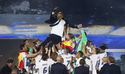 Zinedine Zidane es manteado por sus jugadores en el Santiago Bernabéu.