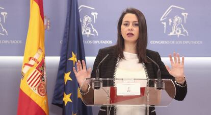 La portavoz de Ciudadanos en el Congreso, Inés Arrimadas, este martes, en rueda de prensa. 