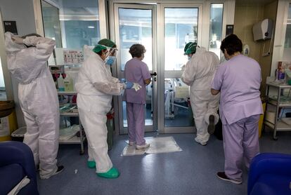 Profesionales de la sanidad en la UCI del Hospital Clínico de Valencia.