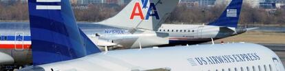 Dos aviones de US Airways y American Airlines se cruzan en el Ronald Reagan Washington National Airport en Arlington County, Virginia.