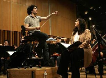 Gustavo Dudamel dirige un ensayo de la Orquesta Sinfónica Simón Bolivar, ayer en Oviedo.