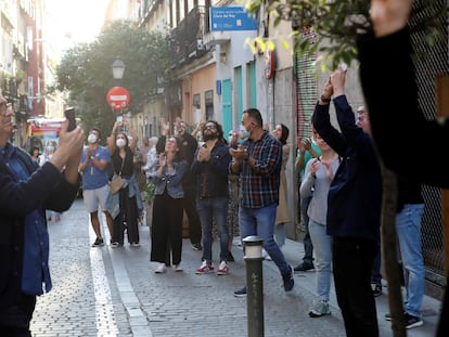 Grupo de personas sin cumplir las medidas de distanciamiento en Malasaña (Madrid).