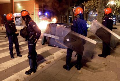 La Ertzaintza vigila los alrededores del Ayuntamiento de Bilbao al extenderse al centro de la ciudad los desórdenes provocados tras el inicio del derribo, esta tarde, del 'gaztetxe' Kukutza.