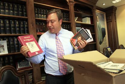 El regidor de Getafe aún tiene un buen puñado de cajas de libros sin desembalar.