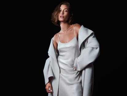 Del ‘slip dress’ al vaquero festivo: Hailey Bieber tiene las prendas de fiesta para romper la formalidad navideña