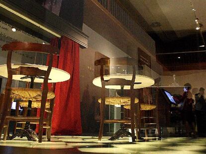 Recreación de un café donde se hacían tertulias políticas en el siglo XIX, en la exposición <i>Ciudadanos,</i> inaugurada ayer en La Nau, en Valencia.