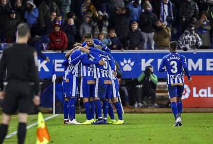 El Alavés celebra un gol contra el Villarreal este sábado.