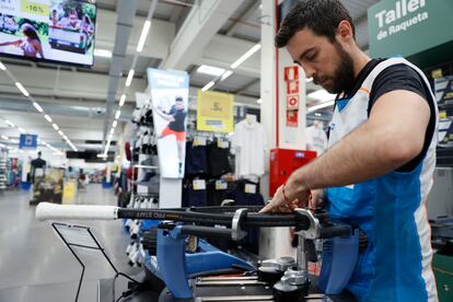 Un operario trabaja un taller de raquetas de una tienda de material deportivo en Toledo. 