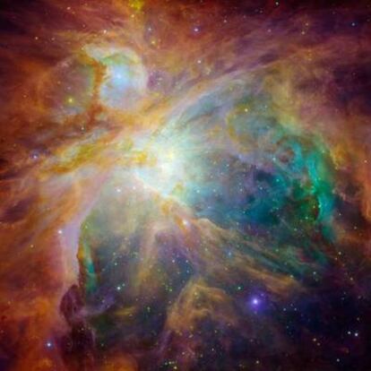 La Nebulosa de Orión, a unos 1.500 años luz, es un cúmulo de gas y polvo que emite una tenue luminosidad.