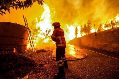 Un bombero lucha contra el incendio en Pampilhosa da Serra, en el centro de Portugal.