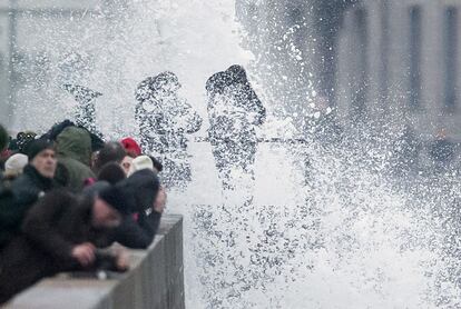 Enormes olas rompen en un abarrotado paseo marítimo de Saint malo, en Francia, el pasado 21 de marzo de 2015. Las costas norte y oeste francesas están experimentando elevados coeficientes de mareas.