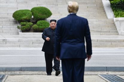 Kim lo hacía desde el pabellón de Panmunjak, en el Norte, en una escena copiada de la cumbre intercoreana que en abril del año pasado celebraron él y el presidente surcoreano, Moon Jae-in, y que abrió al líder del Norte el camino para ser aceptado en la diplomacia internacional.