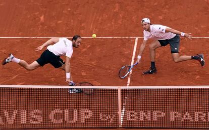 Los integrantes del equipo alemán, Jan-Lennard Struff y Tim Puetz, durante el partido de dobles de la segunda jornada de la eliminatoria España-Alemania de cuartos de final de la Copa Davis, el 7 de abril de 2018.