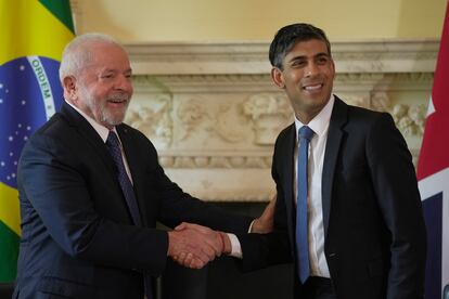 Britain's Prime Minister Rishi Sunak, right, greets President of Brazil, Lula da Silva as they pose for the media inside 10 Downing Street London, on May 5, 2023.