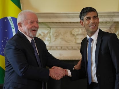 Britain's Prime Minister Rishi Sunak, right, greets President of Brazil, Lula da Silva as they pose for the media inside 10 Downing Street London, on May 5, 2023.