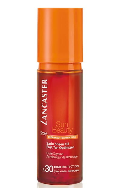 'Atrévete a broncearte' es el lema de este verano de la firma Lancaster, que nos propone una forma tan segura como intensa de coger color. Con su Satin Sheer Oil, un aceite con un SPF30, no solo obtenemos una alta protección contra los rayos UVA sino que contiene ingredientes que realzan el tono así como un acabado que embellece la piel. Así, desde que se aplica se puede apreciar un color más intenso y, con los días, un bronceado mucho más uniforme, duradero y bonito. Cuesta 33,75 euros.