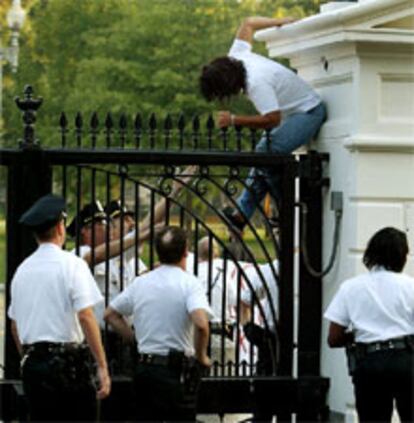 Un manifestante contra la guerra intenta saltar la verja de la Casa Blanca. PLANO GENERAL - ESCENA