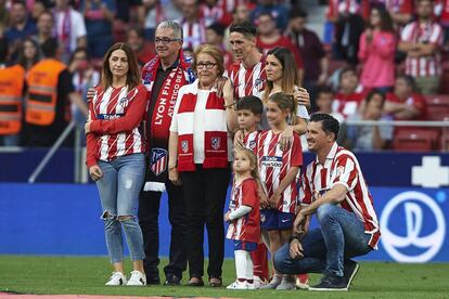 Fernando Torres junto a sus padres, su mujer, Olalla Domínguez, sus hijos y más familiares en mayo de 2018, en su despedida del Atlético de Madrid en el estadio Wanda Metropolitano.