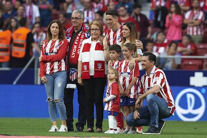 Fernando Torres junto a sus padres, su mujer, Olalla Domínguez, sus hijos y más familiares en mayo de 2018, en su despedida del Atlético de Madrid en el estadio Wanda Metropolitano.