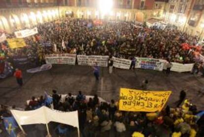 Varios cientos de personas han secundado hoy en Gijón la manifestación convocada por la Asamblea de Trabajadores en Lucha, plataforma que aglutina a personal de varias decenas de empresas afectadas por cierres o reestructuraciones provocadas por la crisis.