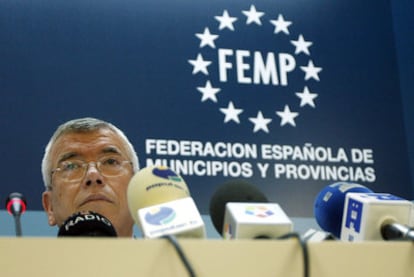 Pedro Castro, presidente de la Federación Española de Municipios y Provincias, durante la conferencia de prensa de ayer.