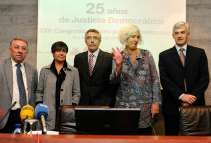 José Manuel Fínez, Margarita Uria, Ignacio Espinosa, Garbiñe Biurrun y Nazario Oleaga, durante la apertura del congreso de Jueces para la Democracia.