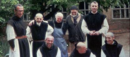 Una foto de antes del secuestro, donde posan cuatro de los monjes asesinados.