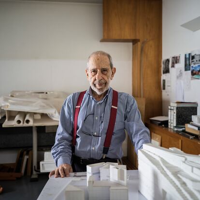 El arquitecto portugués Álvaro Siza, retratado en su estudio de Oporto.