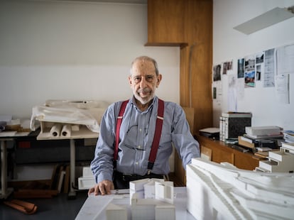 El arquitecto portugués Álvaro Siza, retratado en su estudio de Oporto.